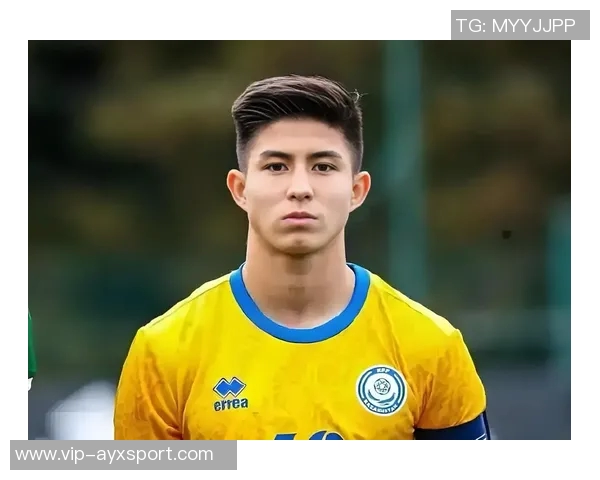 阿拉木图凯拉特门将母亲因年轻外貌走红球迷误以为是姐弟关系