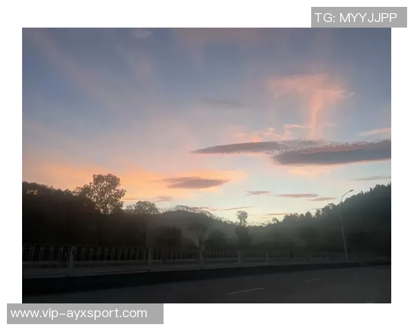 早晨的第一缕阳光照亮未来希望黑暗即将消散迎接崭新篇章